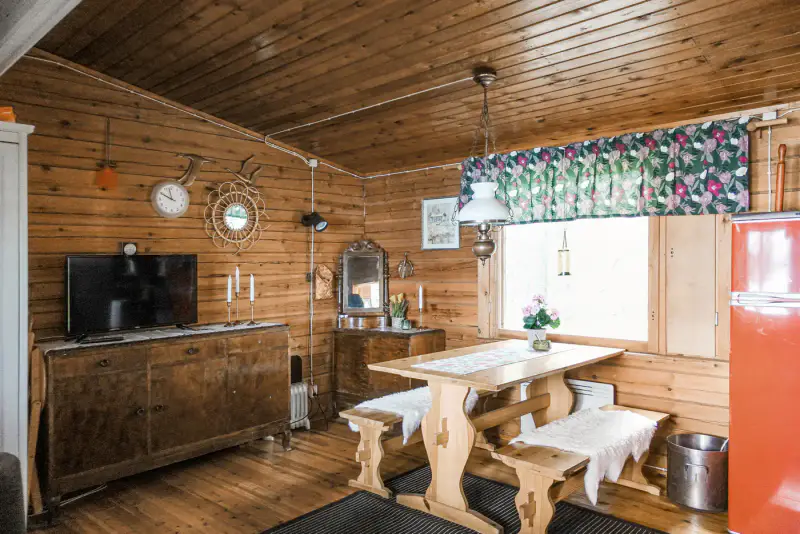 Chalet ~31 m² + sauna 1976, rive Putkosjärvi (~170 m) et rivière, 7 970 m² — Ristijärvi — 11