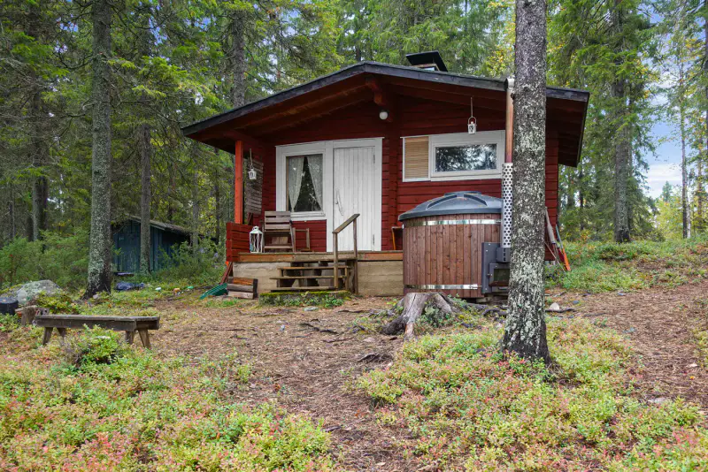 Chalet ~31 m² + sauna 1976, rive Putkosjärvi (~170 m) et rivière, 7 970 m² — Ristijärvi — 13