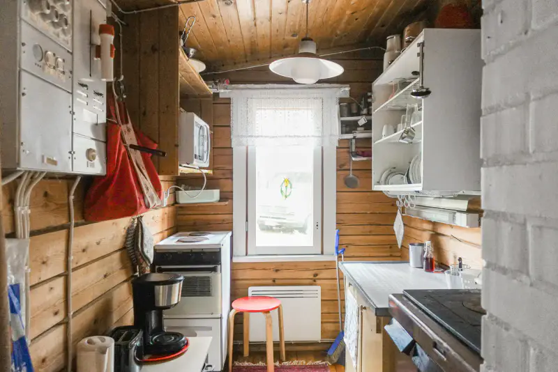 Chalet ~31 m² + sauna 1976, rive Putkosjärvi (~170 m) et rivière, 7 970 m² — Ristijärvi — 10