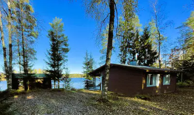 Mökki ~34,5 m² (1967) + sauna séparée à bois, 2 050 m² et rive privée sur le Vahterusjärvi — Kaiturinpää / Ruokolahti — 1