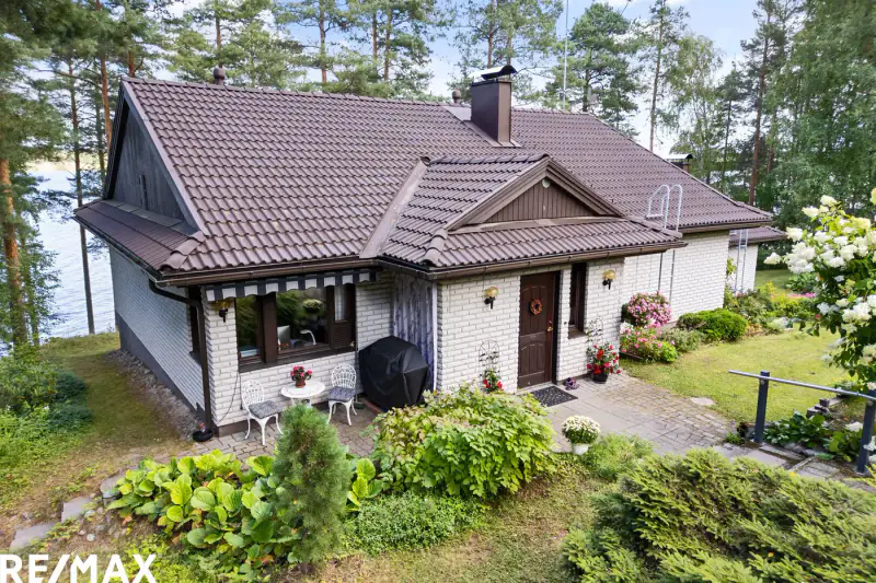 Omakotitalo ~198 m² (1985) + rantasauna, 4 980 m², Saimaa — Salosaari / Ruokolahti — 2