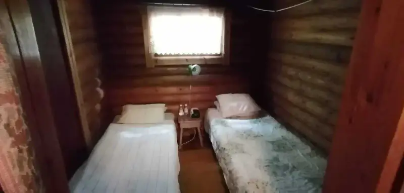 Mökki en rondins ~65 m² (1973) + sauna à bois, 4 350 m² et 90 m de rive privée sur l’Isojärvi, au bout de la route — Jäminkipohja / Ruovesi — 17