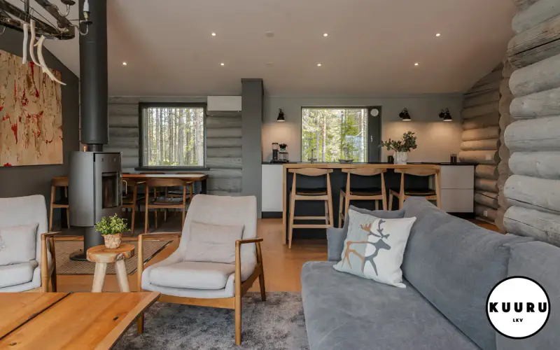 Villa kelohirsi ~89 m² (2009) + maison d’amis, 39 ha et jusqu’à 720 m de rive — Hautajärvi / Salla — 15