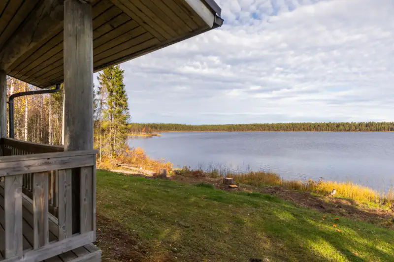 Chalet en rondins de 2002 meublé, 109 m de rive privée sur le Leusjärvi, 9 700 m² — Hautajärvi, Salla — 5