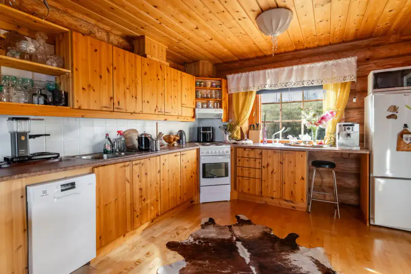 Chalet en rondins de 2002 meublé, 109 m de rive privée sur le Leusjärvi, 9 700 m² — Hautajärvi, Salla — 10