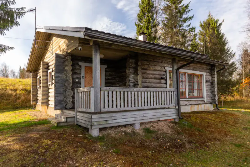 Chalet en rondins de 2002 meublé, 109 m de rive privée sur le Leusjärvi, 9 700 m² — Hautajärvi, Salla — 2