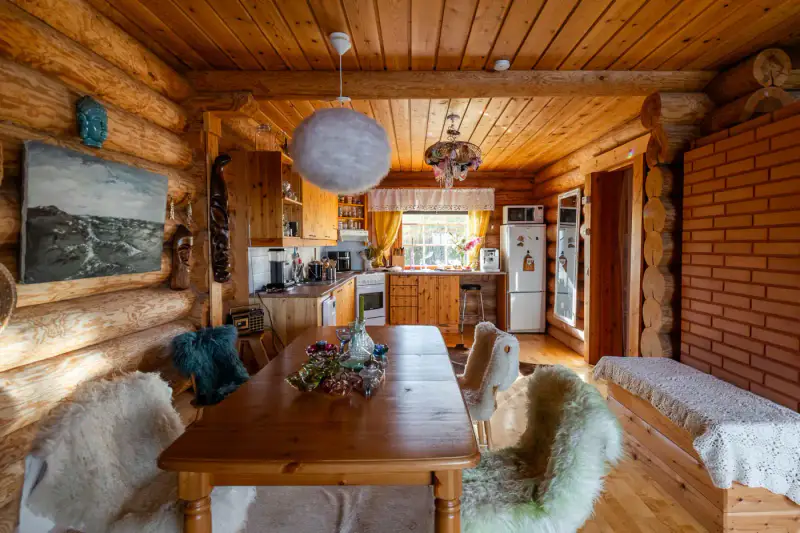 Chalet en rondins de 2002 meublé, 109 m de rive privée sur le Leusjärvi, 9 700 m² — Hautajärvi, Salla — 9