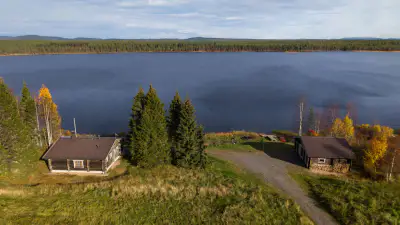 Chalet en rondins de 2002 meublé, 109 m de rive privée sur le Leusjärvi, 9 700 m² — Hautajärvi, Salla — 1