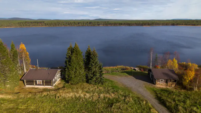 Chalet en rondins de 2002 meublé, 109 m de rive privée sur le Leusjärvi, 9 700 m² — Hautajärvi, Salla — 1