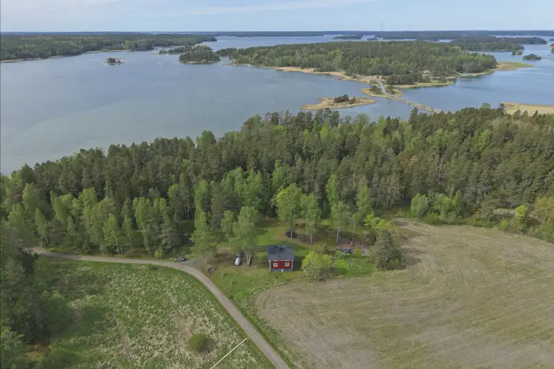 Maison de bord de mer ~100 m² rénovée 2021-2025 + sauna, 4,31 ha, ponton béton et chenal dragué — Särkisalo / Salo — 1