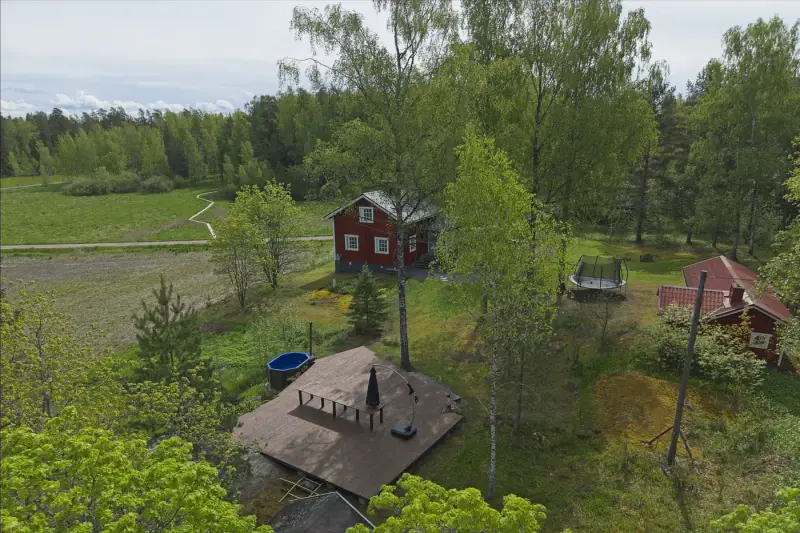 Maison de bord de mer ~100 m² rénovée 2021-2025 + sauna, 4,31 ha, ponton béton et chenal dragué — Särkisalo / Salo — 4