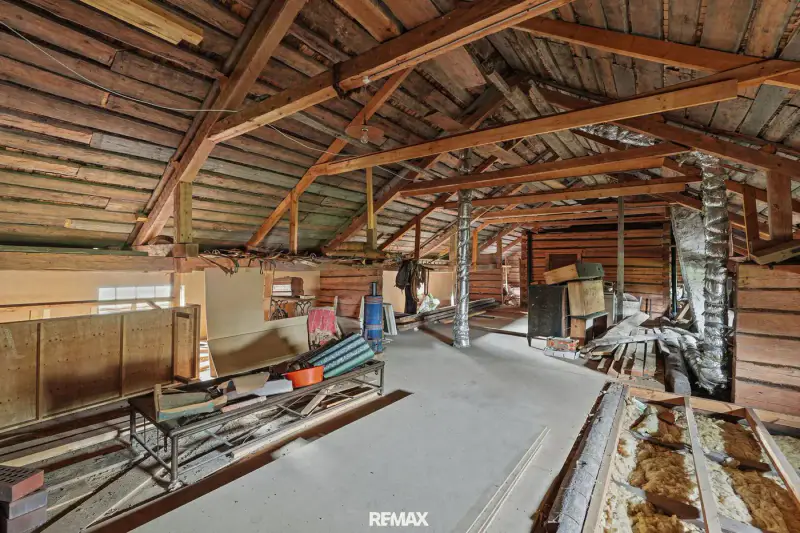 Maison en rondins de 1837 (~140 m², rénovée années 1990) + deux saunas, ferme de 7,8 ha avec rive de mer privée — Karuna / Sauvo — 17