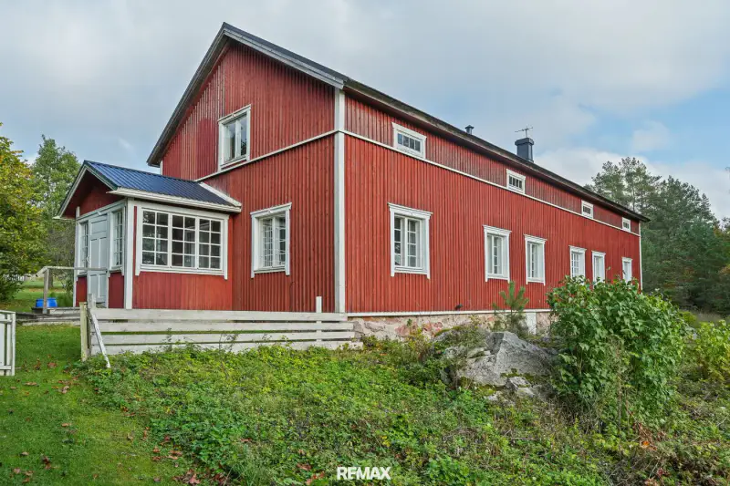 Maison en rondins de 1837 (~140 m², rénovée années 1990) + deux saunas, ferme de 7,8 ha avec rive de mer privée — Karuna / Sauvo — 4
