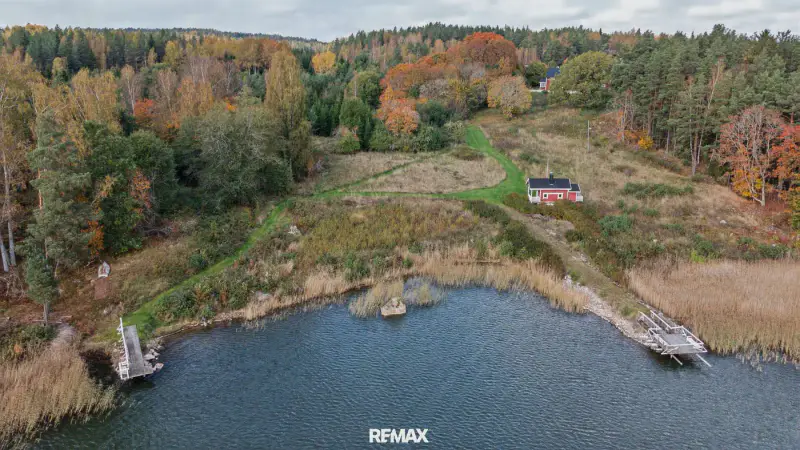 Maison en rondins de 1837 (~140 m², rénovée années 1990) + deux saunas, ferme de 7,8 ha avec rive de mer privée — Karuna / Sauvo — 1