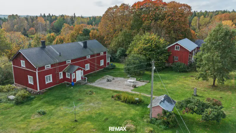 Maison en rondins de 1837 (~140 m², rénovée années 1990) + deux saunas, ferme de 7,8 ha avec rive de mer privée — Karuna / Sauvo — 5