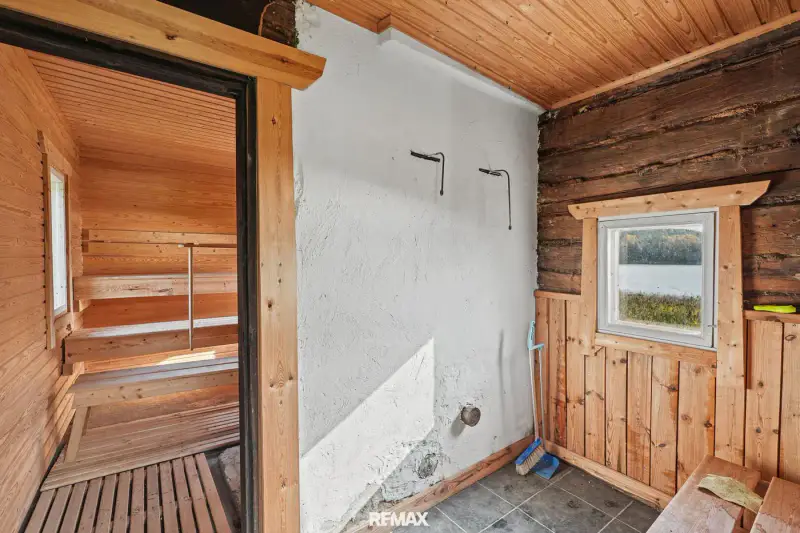 Maison en rondins de 1837 (~140 m², rénovée années 1990) + deux saunas, ferme de 7,8 ha avec rive de mer privée — Karuna / Sauvo — 18