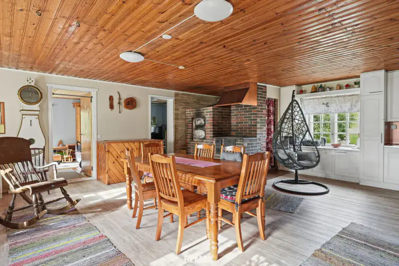 Maison en rondins de 1837 (~140 m², rénovée années 1990) + deux saunas, ferme de 7,8 ha avec rive de mer privée — Karuna / Sauvo — 15