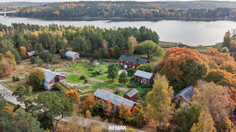 Maison en rondins de 1837 (~140 m², rénovée années 1990) + deux saunas, ferme de 7,8 ha avec rive de mer privée — Karuna / Sauvo — 7