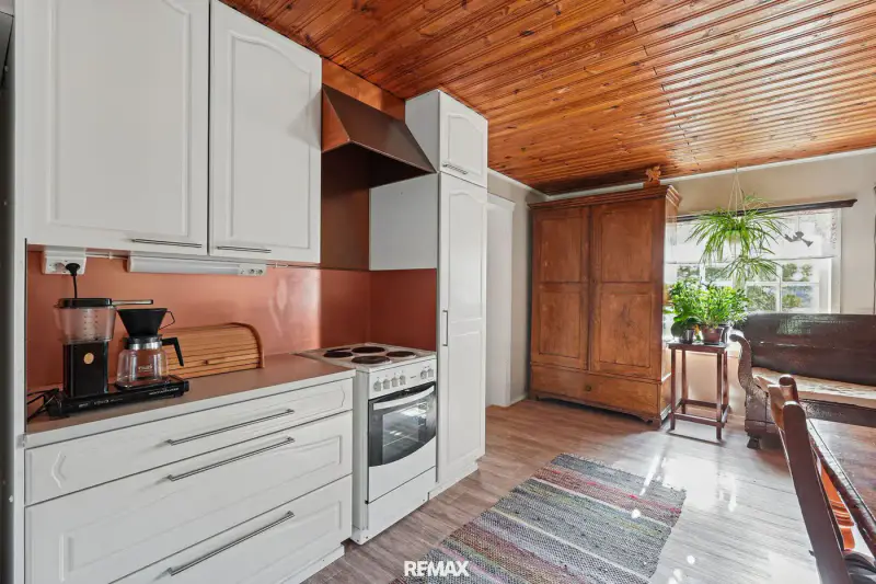 Maison en rondins de 1837 (~140 m², rénovée années 1990) + deux saunas, ferme de 7,8 ha avec rive de mer privée — Karuna / Sauvo — 9