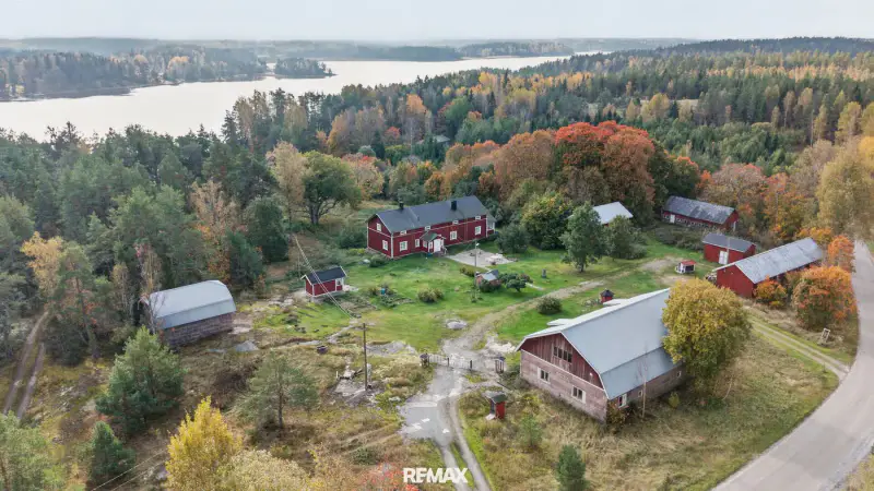 Maison en rondins de 1837 (~140 m², rénovée années 1990) + deux saunas, ferme de 7,8 ha avec rive de mer privée — Karuna / Sauvo — 2