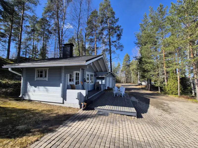 Mökki rondins ~95 m² (2000) + rantasauna rénové 2024, 7 440 m² (~140 m rive), Haapavesi — Aholahti / Savonlinna — 2