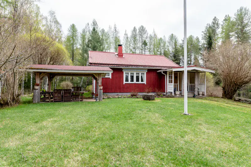 Ancienne maison du meunier 1904 ~104 m², rive Myllylampi, 1,4 ha — Makkola / Savonlinna — 1