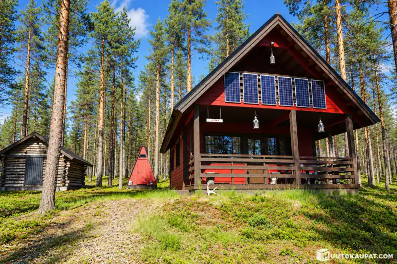 Base nature sur ~9 ha au bord de l’Angeljoki : maison, 4 cabanes, 2 saunas de rive — enchère, clôture le 20.11 — Savukoski — 10