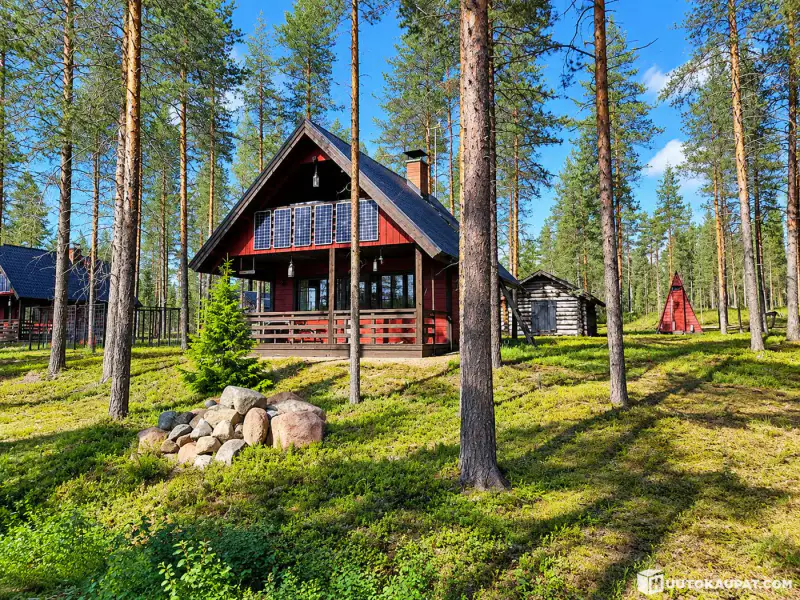 Base nature sur ~9 ha au bord de l’Angeljoki : maison, 4 cabanes, 2 saunas de rive — enchère, clôture le 20.11 — Savukoski — 8