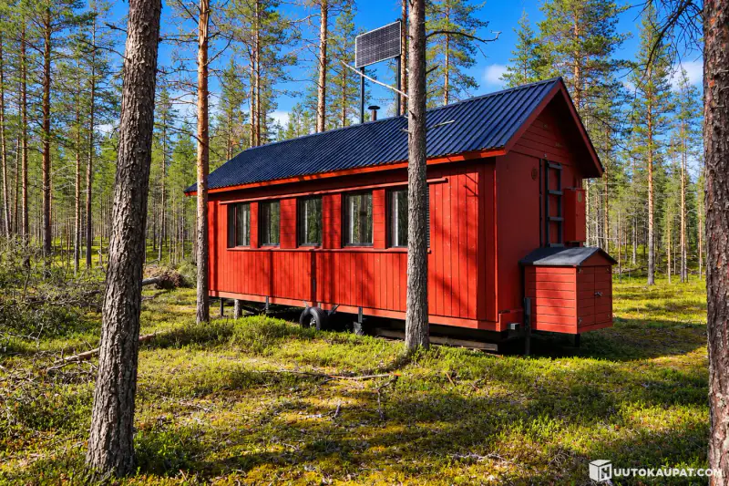 Base nature sur ~9 ha au bord de l’Angeljoki : maison, 4 cabanes, 2 saunas de rive — enchère, clôture le 20.11 — Savukoski — 14