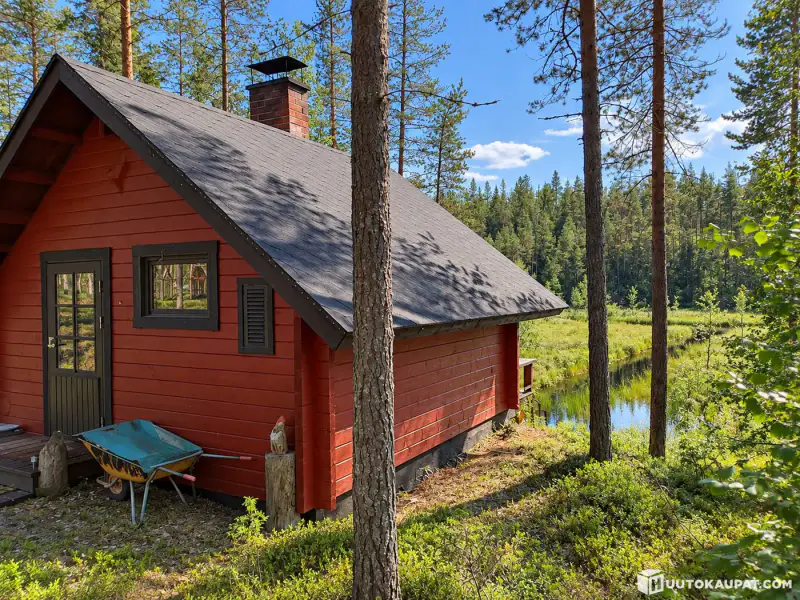 Base nature sur ~9 ha au bord de l’Angeljoki : maison, 4 cabanes, 2 saunas de rive — enchère, clôture le 20.11 — Savukoski — 12