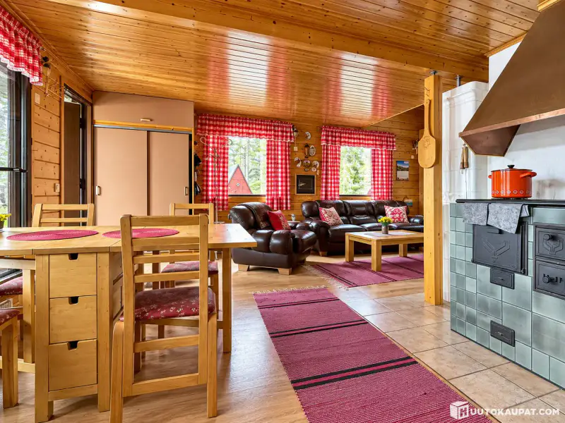 Base nature sur ~9 ha au bord de l’Angeljoki : maison, 4 cabanes, 2 saunas de rive — enchère, clôture le 20.11 — Savukoski — 4