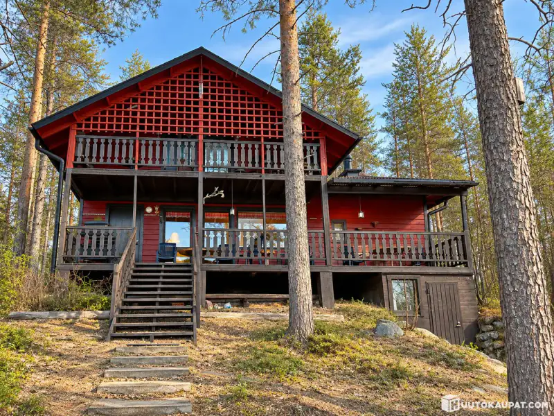 Base nature sur ~9 ha au bord de l’Angeljoki : maison, 4 cabanes, 2 saunas de rive — enchère, clôture le 20.11 — Savukoski — 3