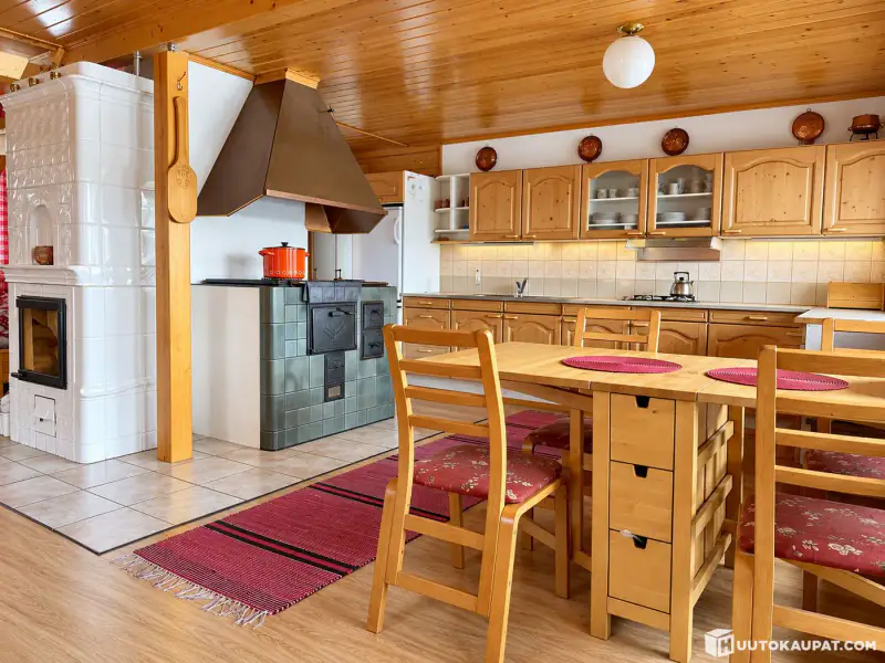 Base nature sur ~9 ha au bord de l’Angeljoki : maison, 4 cabanes, 2 saunas de rive — enchère, clôture le 20.11 — Savukoski — 6