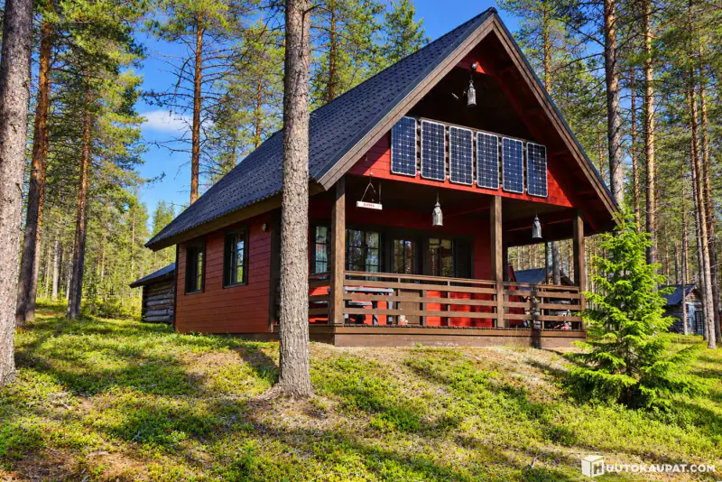 Base nature sur ~9 ha au bord de l’Angeljoki : maison, 4 cabanes, 2 saunas de rive — enchère, clôture le 20.11 — Savukoski — 9
