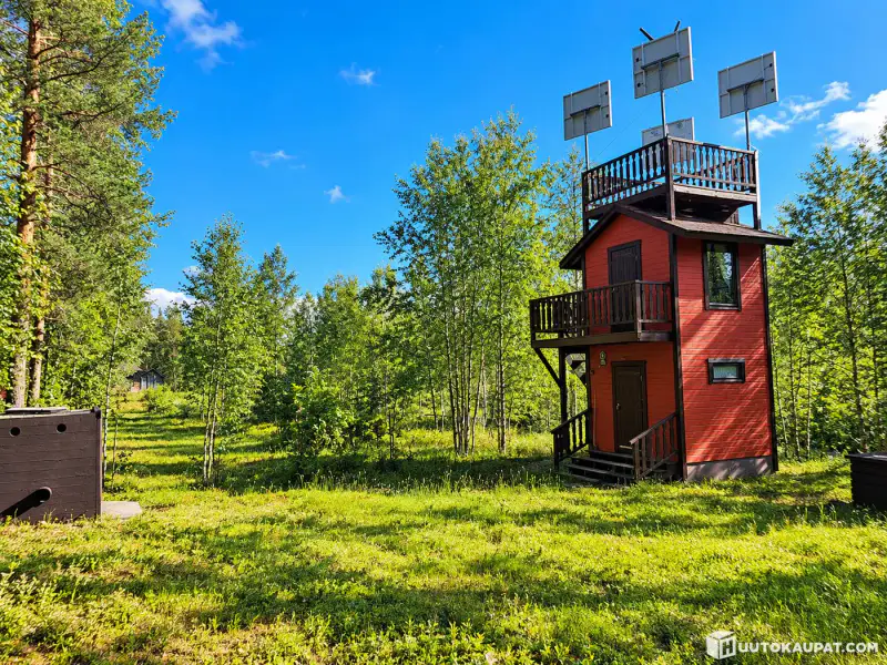 Base nature sur ~9 ha au bord de l’Angeljoki : maison, 4 cabanes, 2 saunas de rive — enchère, clôture le 20.11 — Savukoski — 17