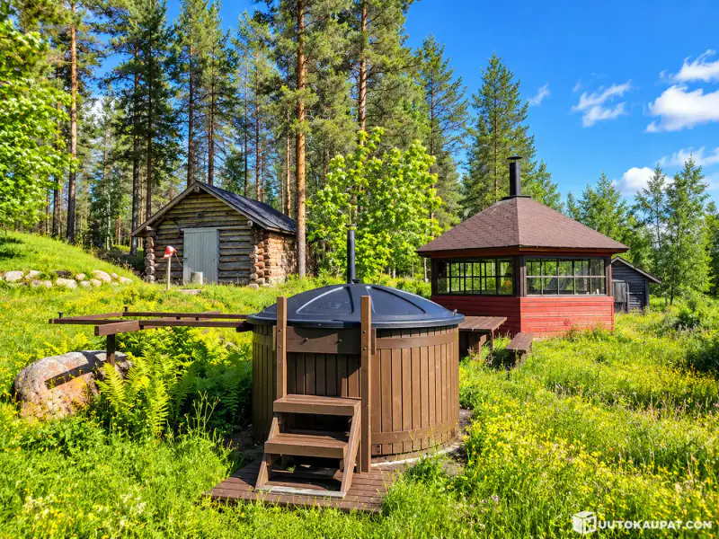 Base nature sur ~9 ha au bord de l’Angeljoki : maison, 4 cabanes, 2 saunas de rive — enchère, clôture le 20.11 — Savukoski — 19