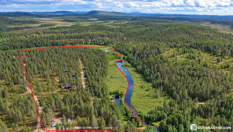 Base nature sur ~9 ha au bord de l’Angeljoki : maison, 4 cabanes, 2 saunas de rive — enchère, clôture le 20.11 — Savukoski — 2