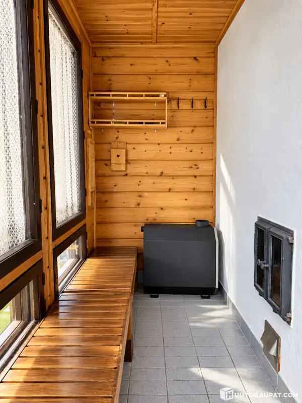Base nature sur ~9 ha au bord de l’Angeljoki : maison, 4 cabanes, 2 saunas de rive — enchère, clôture le 20.11 — Savukoski — 18