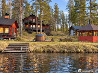 Base nature sur ~9 ha au bord de l’Angeljoki : maison, 4 cabanes, 2 saunas de rive — enchère, clôture le 20.11 — Savukoski — 1