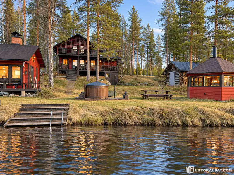 Base nature sur ~9 ha au bord de l’Angeljoki : maison, 4 cabanes, 2 saunas de rive — enchère, clôture le 20.11 — Savukoski — 1