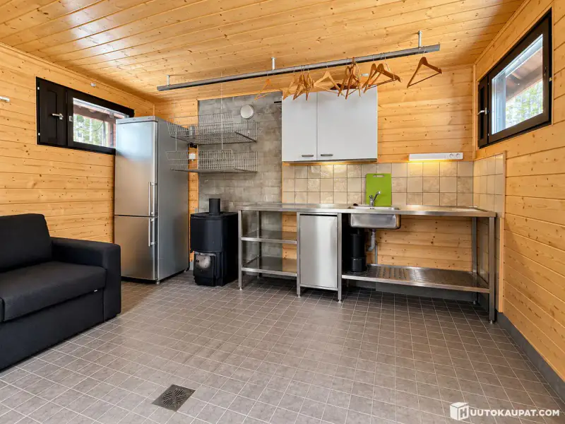 Base nature sur ~9 ha au bord de l’Angeljoki : maison, 4 cabanes, 2 saunas de rive — enchère, clôture le 20.11 — Savukoski — 16