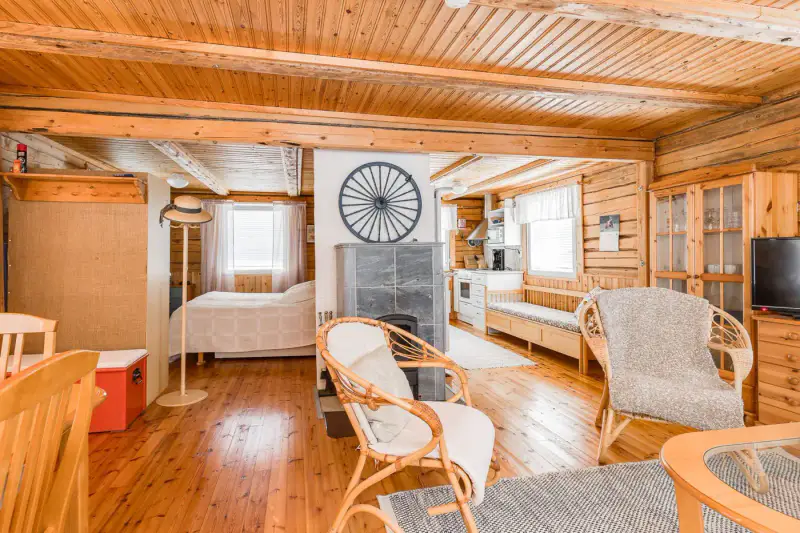 Deux mökkis en rondins (1977 et 1991, ~69 m² au total) + sauna à bois, 7 559 m² et rive privée sur la Siikajoki — Paavola / Siikajoki — 10