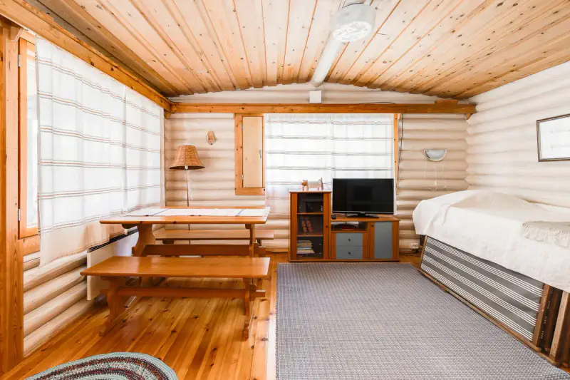 Deux mökkis en rondins (1977 et 1991, ~69 m² au total) + sauna à bois, 7 559 m² et rive privée sur la Siikajoki — Paavola / Siikajoki — 16