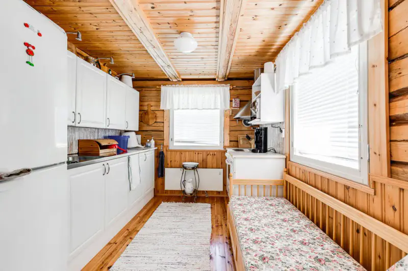 Deux mökkis en rondins (1977 et 1991, ~69 m² au total) + sauna à bois, 7 559 m² et rive privée sur la Siikajoki — Paavola / Siikajoki — 9
