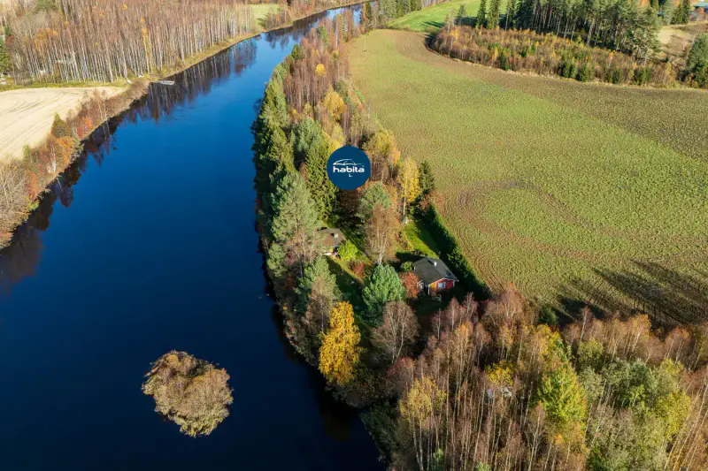 Deux mökkis en rondins (1977 et 1991, ~69 m² au total) + sauna à bois, 7 559 m² et rive privée sur la Siikajoki — Paavola / Siikajoki — 2
