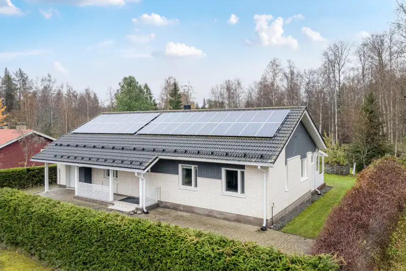 Maison ~147 m² (2005) + garage, 1 500 m² au bord du Siilinjoki — Ahmo / Siilinjärvi — 2
