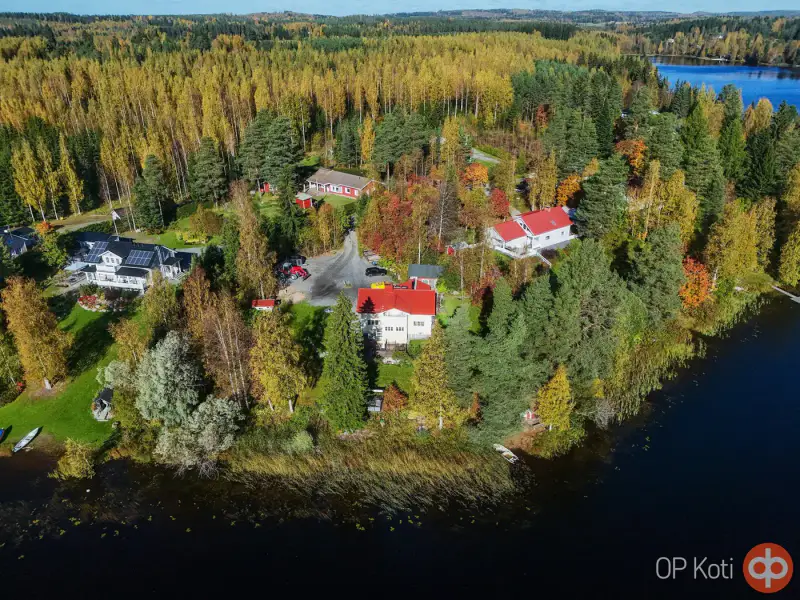 Maison en rondins 172 m² (1942) avec diagnostic, rantasauna, 3 000 m² et rive privée sur le Pitkäjärvi — Pöljä / Siilinjärvi — 3