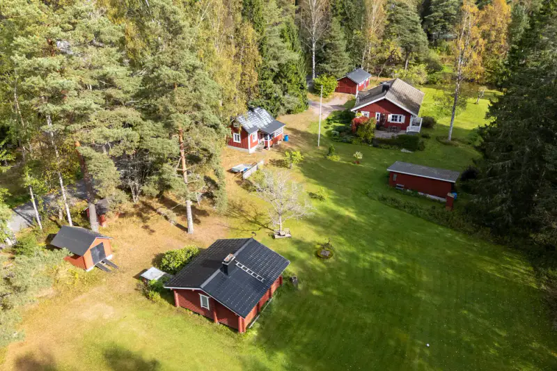 Maison ~117 m² (1992) + sauna rondins + annexe 1928, 5 400 m², mer (~5 m rive) — Kitö / Sipoo — 2