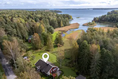 Maison ~117 m² (1992) + sauna rondins + annexe 1928, 5 400 m², mer (~5 m rive) — Kitö / Sipoo — 1