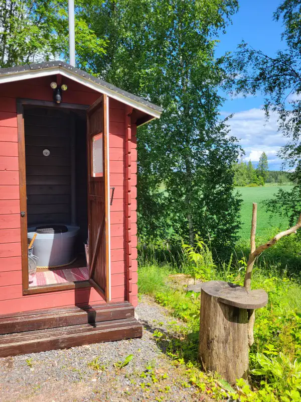 Mökki ~45-48 m² (1991) + sauna à bois et chalet d’invités, 4 210 m² au bord d’un étang privé avec ponton — Terttilä / Somero — 9